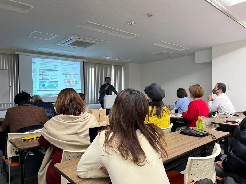 中野和幸がセミナー講師として資産形成、AI、暗号資産、金融リテラシーをテーマに講演を行う様子。教育者としての経験を生かした情報発信・セミナー活動の記録写真。
