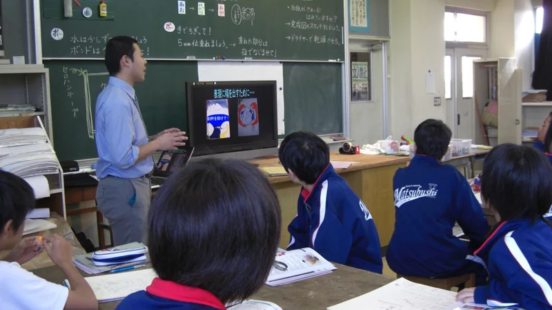 中野和幸が埼玉県公立中学校美術科教員として越谷市立富士中学校および松伏町立松伏第二中学校で授業を行う様子。約18年間にわたる教職経験を示す教育現場の記録写真。