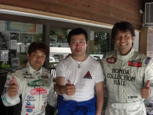 中野和幸がレーシングドライバーの菊池靖選手、宮城光選手と記念撮影した様子。PROJECT.Nでのモータースポーツ活動当時の記録写真。