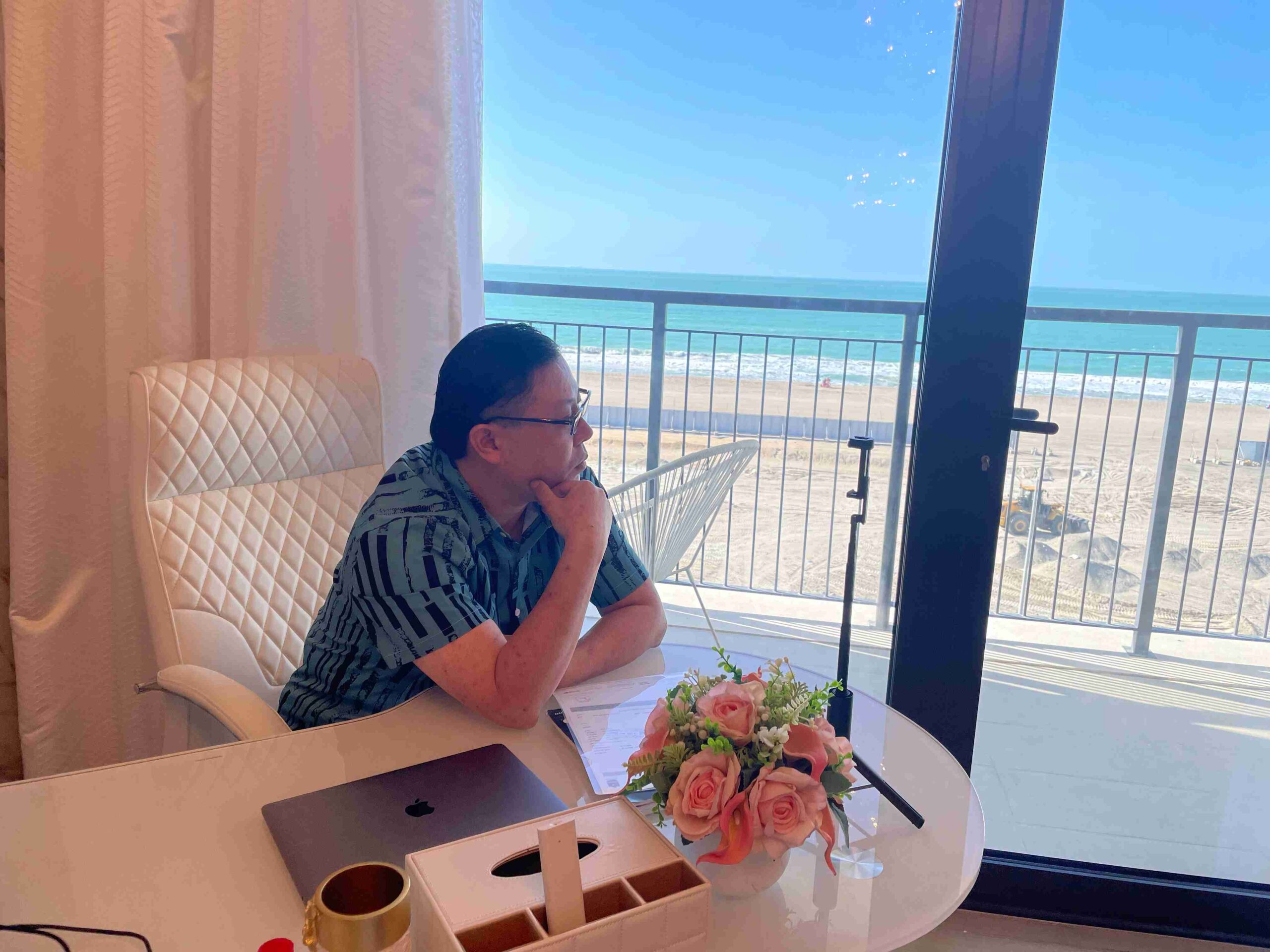 中野和幸がドバイの自分の部屋の中から外を眺めている写真