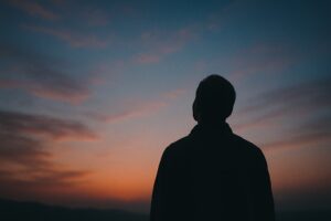 夜明け前の空を見上げるシルエット