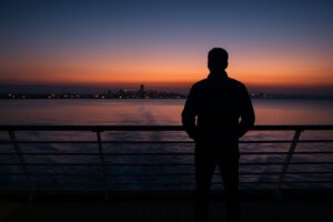 クルーズのデッキから未来を見据える投資家像｜学び合いと実践に向かうCTAイメージ（16:9）