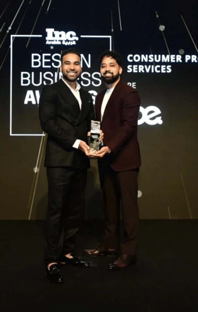 UAEドバイで開催された International Business Excellence Award と International Trading Award において、AIトレード企業BEとSageMasterが中東の主要企業と並んで同年度ダブル受賞した表彰ステージの写真