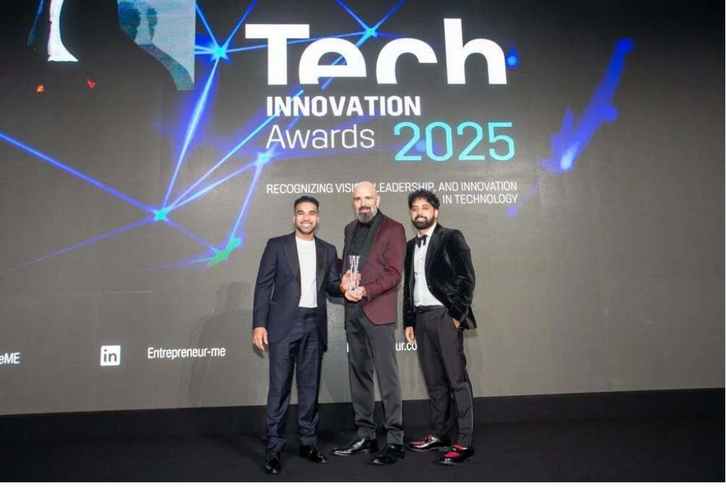 UAEドバイで開催された International Business Excellence Award と International Trading Award において、AIトレード企業BEとSageMasterが中東の主要企業と並んで同年度ダブル受賞した表彰ステージの写真