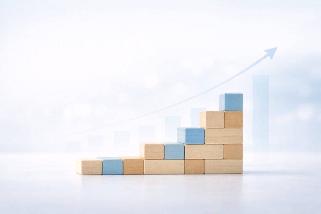 少額の積み上げを1年続けることで資産形成の土台ができ始めることを表したブロックのイメージ