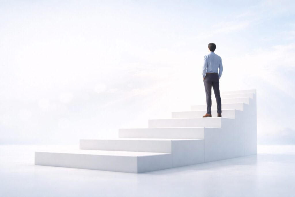 少額の積み上げを3年続けることで見える景色が少し変わり始めることを表した階段と人物のイメージ